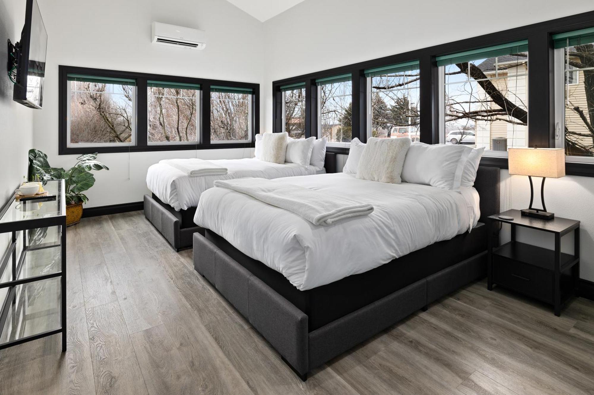 Icon Inn Елънсбърг Екстериор снимка