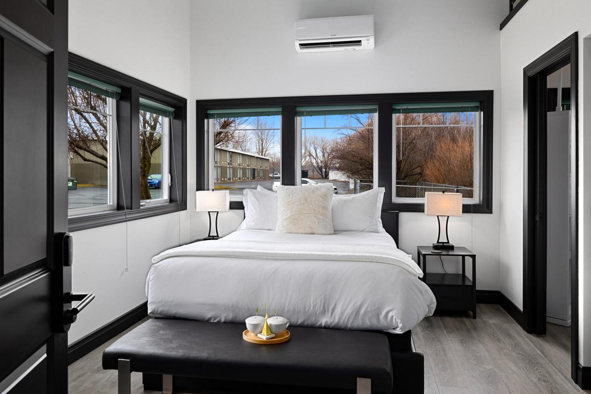 Icon Inn Елънсбърг Екстериор снимка