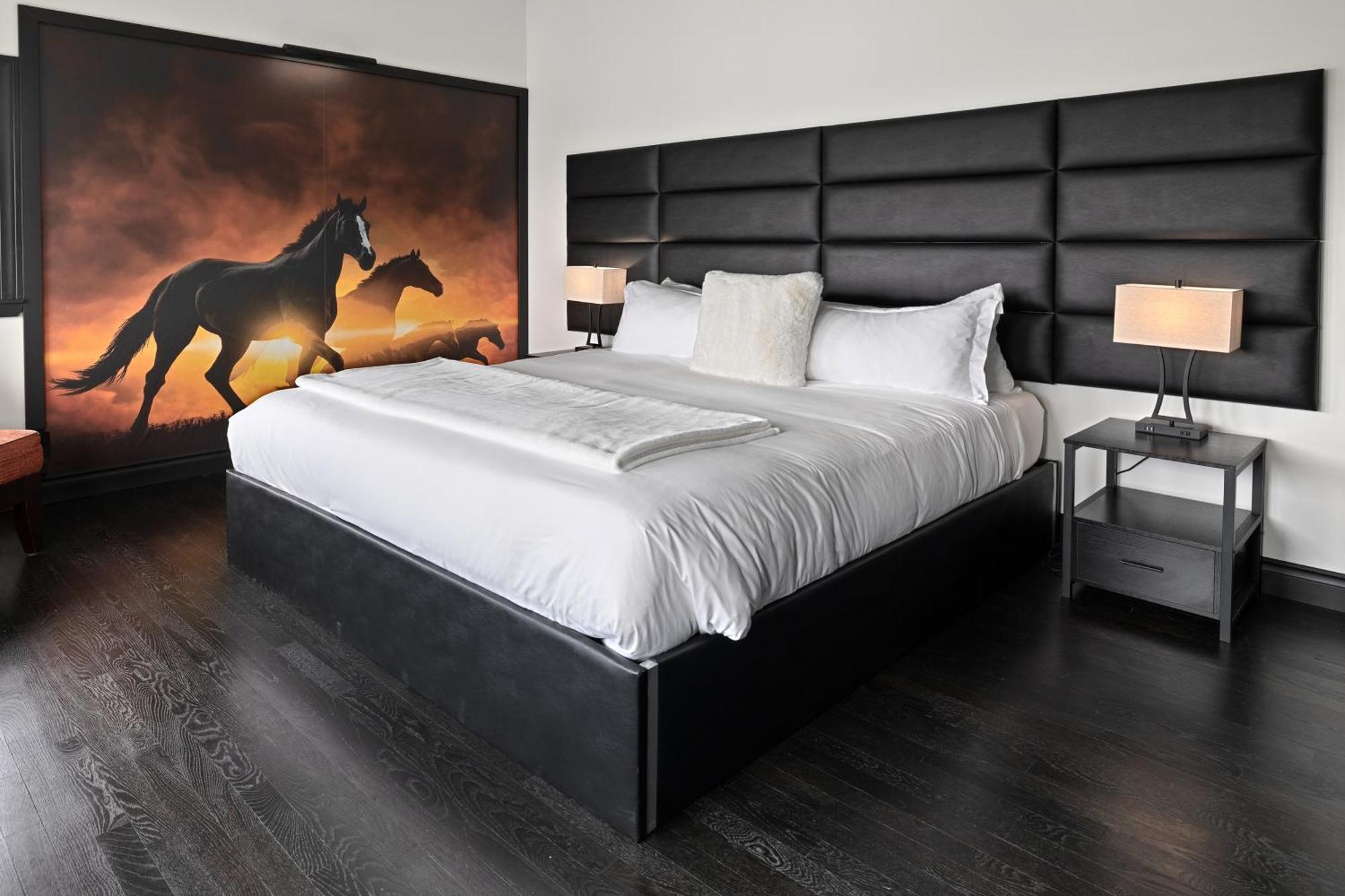 Icon Inn Елънсбърг Екстериор снимка